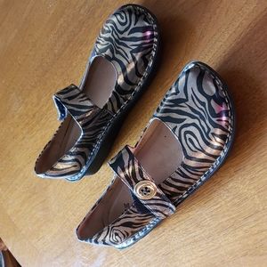 Alegria MaryJanes, size 39 (8-1/2),metallic gold with black, 1-1/2" heel